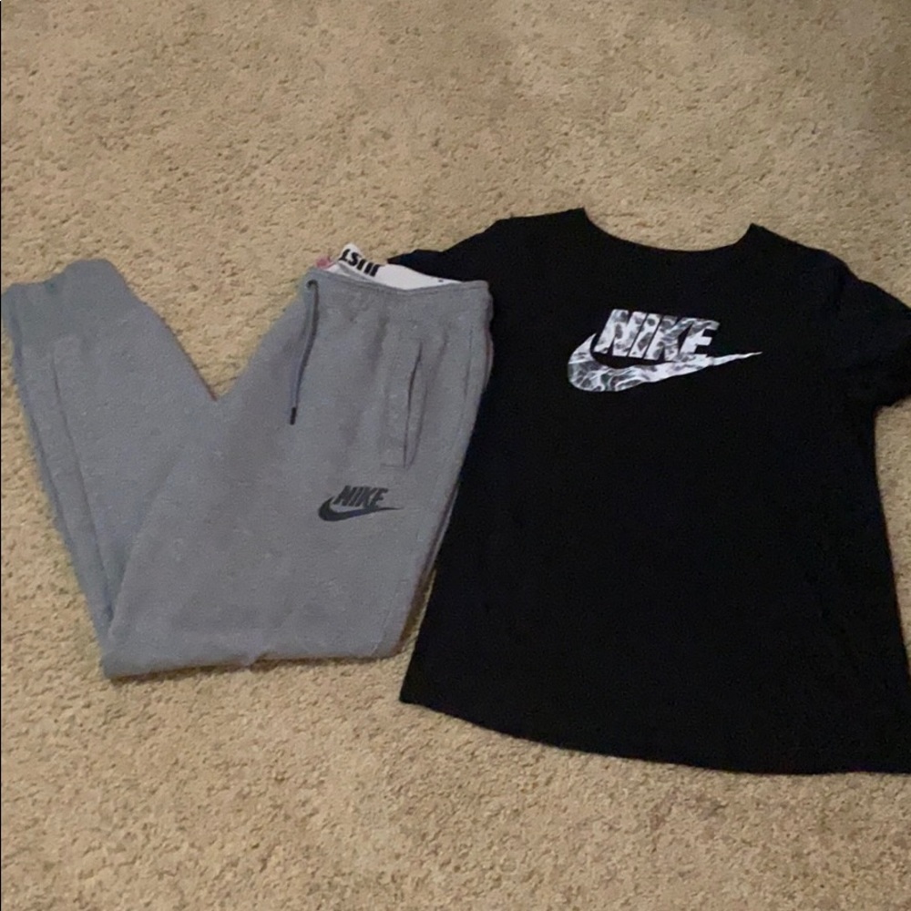 Nike outfit rally joggers T-shirt medium